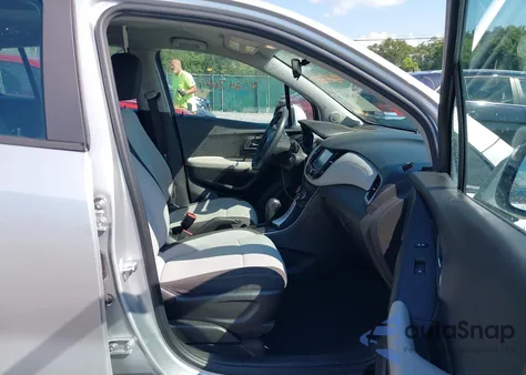 2017 Chevrolet Trax Ls z USA, uszkodzony, nr VIN KL7CJNSB2HB086429